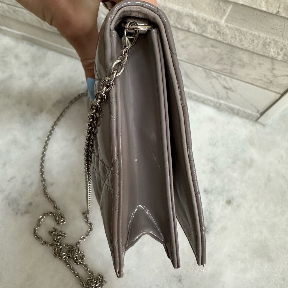 ❤️SOLD❤️Dior Clutch WOC on silver chain Gray/Lilac Neutral color patent - Picture 4 of 16